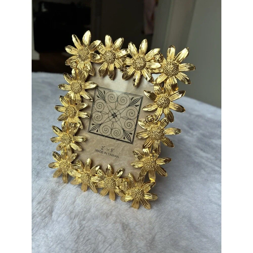 Unbranded gold metal